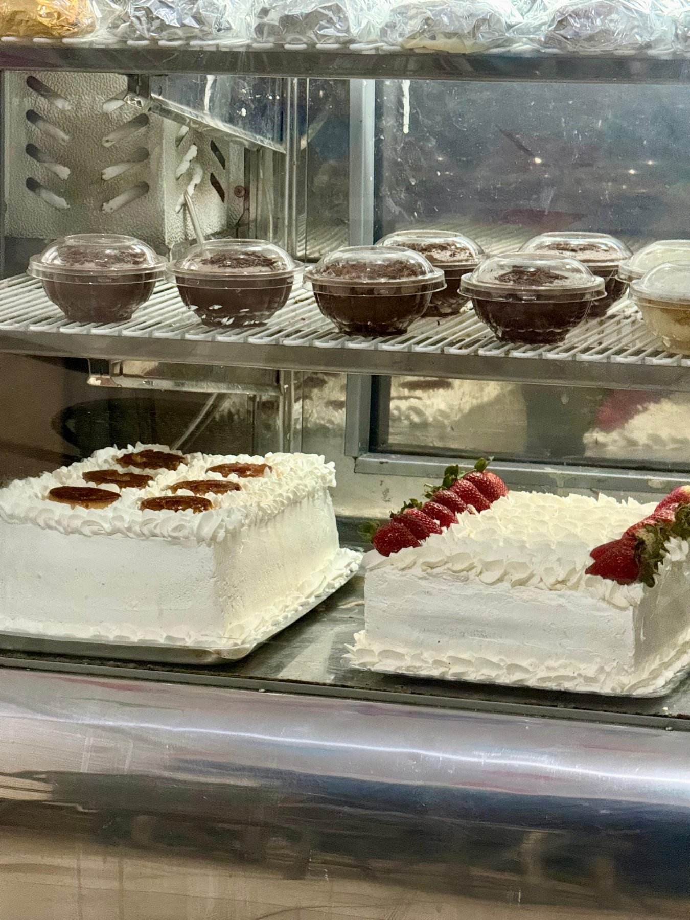 Vitrine da Magníficos com bolos recém-feitos